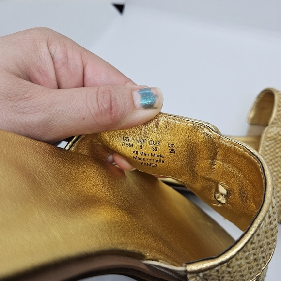 Naturalizer Fame2 gold knit slide sandals size 8.5M - Picture 7 of 7